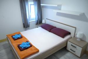 皮兰皮兰诺旅馆的一间卧室配有一张带两个蓝色枕头的床