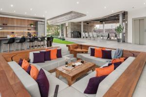 阿德耶KARAT Villa Calypso Costa Adeje的带沙发和桌子的开放式客厅
