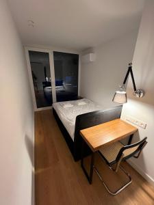 格雷德克纳德纳杰姆L57_resort的一间小卧室,配有一张床和一张桌子