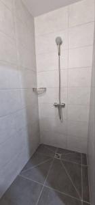 文尼察TREND HOUSE Apartments & Hostel的浴室内配有淋浴和头顶淋浴