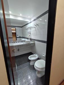 圣米格尔·德·图库玛弗朗西亚酒店的浴室设有2个卫生间和水槽