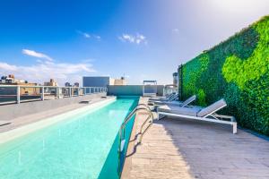 布宜诺斯艾利斯Modern Apartments in Palermo Soho的建筑物屋顶上的游泳池
