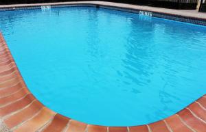 德尔里奥Baymont by Wyndham Del Rio的蓝色海水大型游泳池