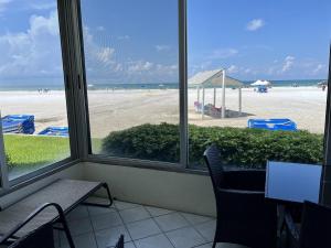 西耶斯塔岛Island House Beach Resort 1S的带窗户的客房享有海滩美景。