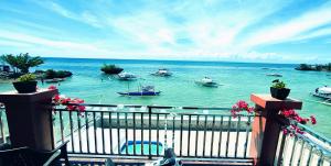Lapu Lapu CityPRIVATE COLLECTION 贅沢 Jade's Beach Villa 별장 Cebu-Olango An exclusive private beach secret的阳台享有水域和船只的景致。