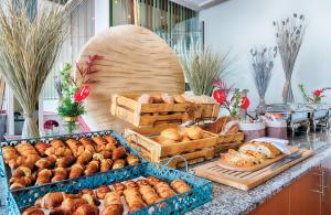 曼海姆曼海姆市中心莱昂纳多酒店的面包店,柜台上有许多不同类型的面包