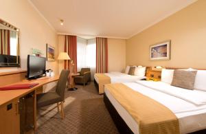 曼海姆曼海姆市中心莱昂纳多酒店的酒店客房配有两张床和一张书桌