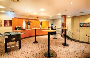 曼海姆曼海姆市中心莱昂纳多酒店的一间房间,房间内设有桌子和柜台