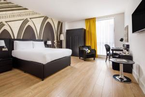 泰恩河畔纽卡斯尔纽卡斯特尔英迪格酒店的配有一张床和一张书桌的酒店客房