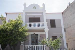 萨索斯Acropolis Hotel的白色的房子,上面设有阳台