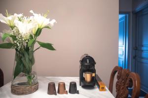 萨索斯Acropolis Hotel的花瓶,花朵花,桌子上放着蜡烛