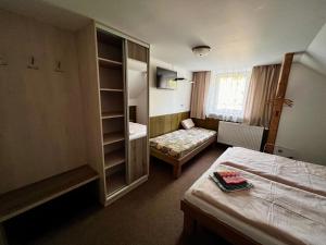 伊泽拉河畔亚布洛内茨泽曼库旅馆的酒店客房设有两张床和一个衣柜。
