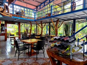 RivasTalamanca Nature Reserve的餐厅设有桌椅和桌子,并提供葡萄酒瓶