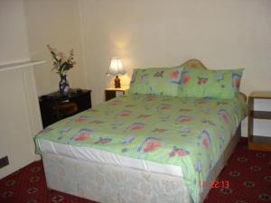 维多利亚公园酒店客房内的一张或多张床位