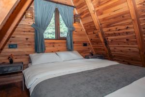 ArdeşenBi Başka Bungalov的小木屋内一间卧室,配有一张床