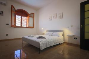 阿沃拉Casa di Sara&Anna的一间带床的卧室,位于带窗户的房间内