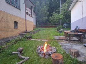 HuniskyLesný domček的院子里的火坑,带桌子和长凳