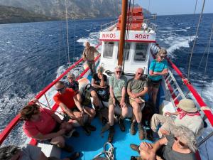 迪亚法尼Nikos Hotel的一群人坐在水中的船上