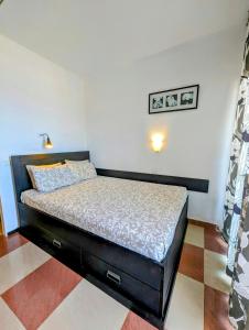 帕莱索海滩Studio Playa Paraiso Tenerife - ocean view and internet wifi optical fiber - for rent的卧室配有一张床