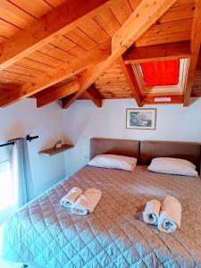 埃尔米奥尼Hermione Port Luxury Residence的一间卧室设有一张木天花板床。