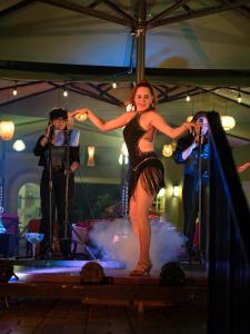 迈阿密海滩海洋酒店 的一位戴麦克风站在舞台上的女人