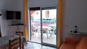 圣特雷莎加卢拉Luminoso bilo vista mare con wi fi a 150 mt da Rena Bianca的客房设有滑动玻璃门,可通往庭院。