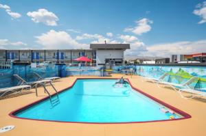 韦纳奇Holiday Lodge的度假村屋顶上的游泳池