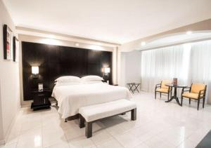 巴拿马城Hotel El Panama by Faranda Grand, a member of Radisson Individuals的一间大卧室,配有一张大床和一张桌子