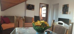 索科矿泉村Vila Lenka Sokobanja的用餐室,配有一张桌子和花瓶