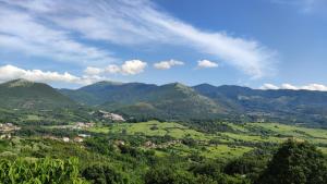 维贾内洛Tana Libera Tutti 1 Nature, Yourself, Love的享有绿色山谷和山脉的美景