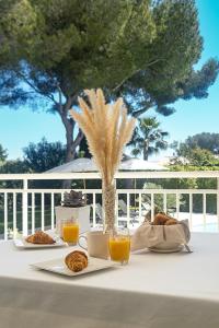 雷以桑布尔LA VILLA ALBA的一张桌子,上面放着食物和两杯橙汁