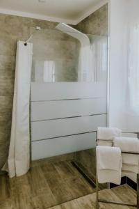 雷以桑布尔LA VILLA ALBA的一间带镜子和椅子的浴室