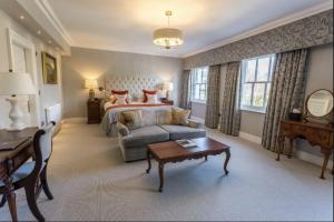 鲍内斯温德米尔英湖斯托尔斯大厅酒店的一间卧室配有一张床、一张沙发和一张桌子