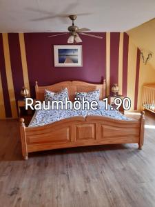 GarzApartments zum Brauergang的一间卧室配有一张带紫色墙壁的木床