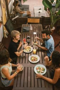 大加那利岛拉斯帕尔马斯Agüita House的一群坐在桌子旁吃食物的人