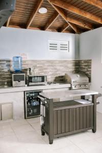 圣塞瓦斯蒂安Casa Campo Bed & Breakfast的厨房配有炉灶和台面
