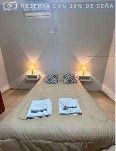 奇莱西托Residencia Céntrica的一张大床,位于带两盏灯的房间