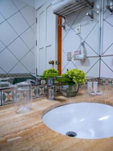 利马布里塔尼亚圣博尔哈酒店的浴室的柜台设有水槽和镜子