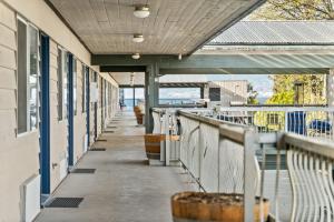 彭蒂克顿Okanagan Lakefront Resort的一座带门廊的建筑的空走廊