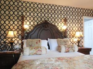 基拉尼水晶之春食宿酒店的一间卧室配有一张大床和两盏灯