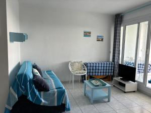 拉格朗德默特Appartement classé, vue mer, clim, wifi, parking的带沙发和电视的客厅