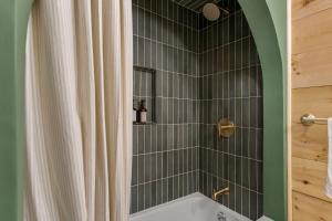 林肯Pemi Cabins的浴室配有淋浴帘和浴缸。