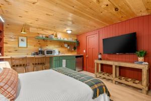 林肯Pemi Cabins的小屋内带床和电视的房间