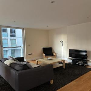 伦敦Canary Wharf - Luxury Apartments的带沙发和电视的客厅