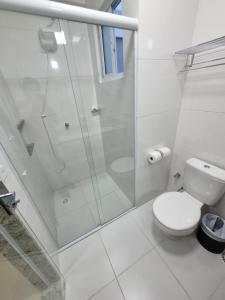 卡达斯诺瓦斯Spazzio diRoma RM Hospedagem com Acesso Acqua Park/Splash的带淋浴和卫生间的白色浴室