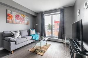 汉密尔顿Glenview West Apartment with Patio - Near Downtown的带沙发和电视的客厅