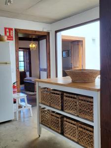蓬塔戈尔达Auténtica Casa Rústica Canaria的厨房配有带柳条篮的柜台