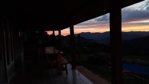 圣本图-杜萨普卡伊Cabana do Camelo的房屋享有日落美景,配有桌子