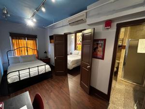 纽约切尔西松林旅馆的一间小房间,配有一张床,一间房间,配有一张床