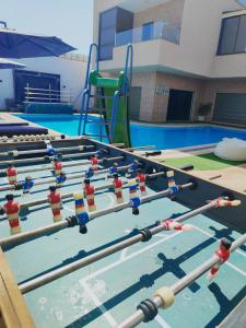 索瓦马Tala DeadSea Villa的游泳池里的一排蹦床